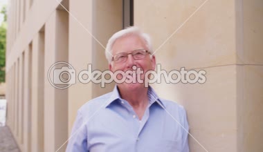 Büyük adam gösteren başparmak yukarı