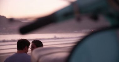 Çift bir yolculuğa scooter ile plajda