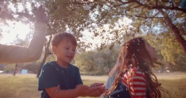 Yakalamaya çalışan çocuklar düşen konfeti