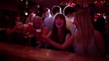 Arkadaşlar bir barda kokteyller ile kızartma