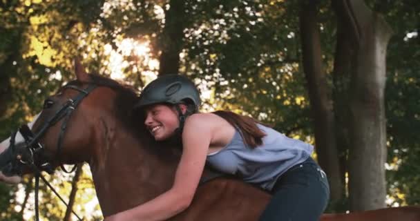 Mädchen lehnt sich liebevoll an ihr Pferd — Stockvideo