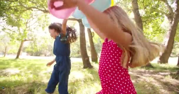 Kinder tanzen mit Luftballons im Park — Stockvideo