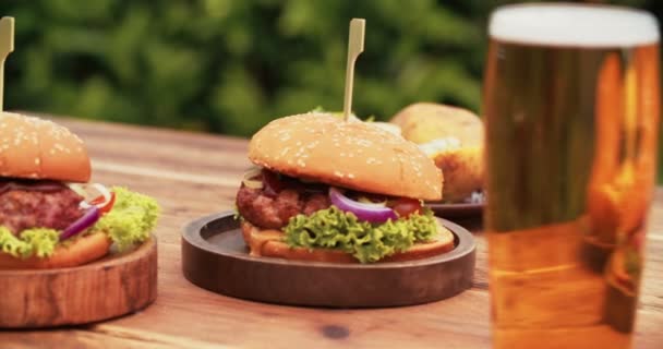 Enorme gastronomische kaas hamburgers — Stockvideo