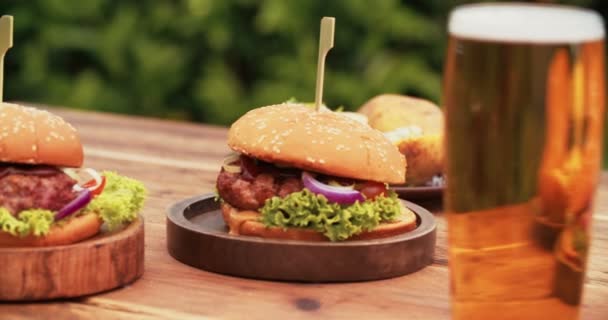 Enormes hamburguesas de queso gourmet — Vídeo de stock