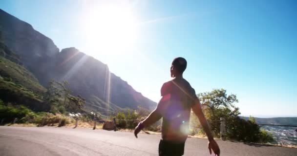 Le coureur ralentit après l'entraînement — Video