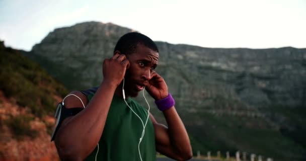 Coureur écouter ses écouteurs pour la motivation — Video