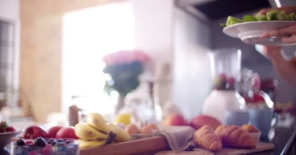 Пара, использующая блендер для приготовления свежего смузи — стоковое видео