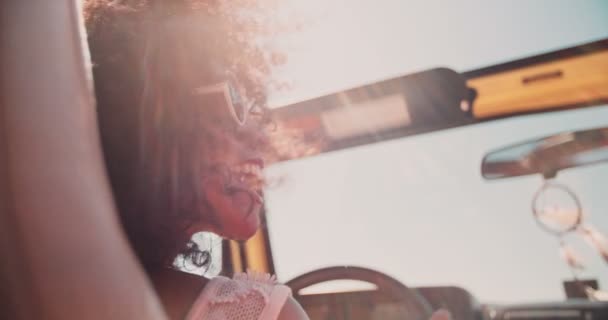Afro meisje op zomer vakantie road trip — Stockvideo