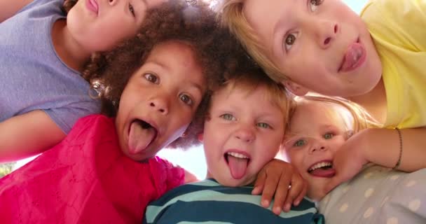 Gemengd ras kinderen poseren boven de camera — Stockvideo