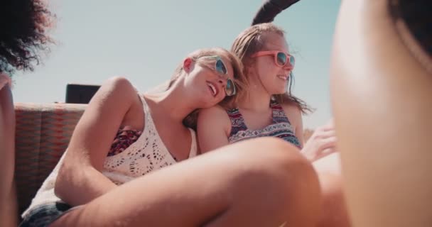 Adolescentes sur une route voyage vacances ensemble — Video