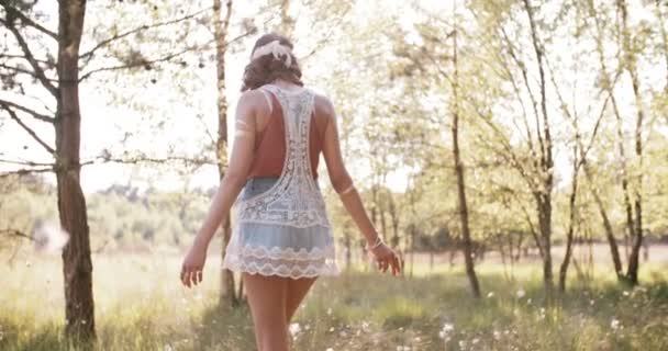 Boho meisje lopen door zomer park — Stockvideo