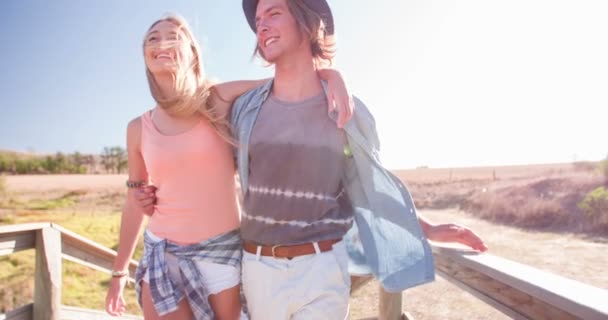Adolescente casal ao ar livre andando juntos — Vídeo de Stock