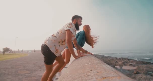 Casal inclinado sobre a parede do mar — Vídeo de Stock