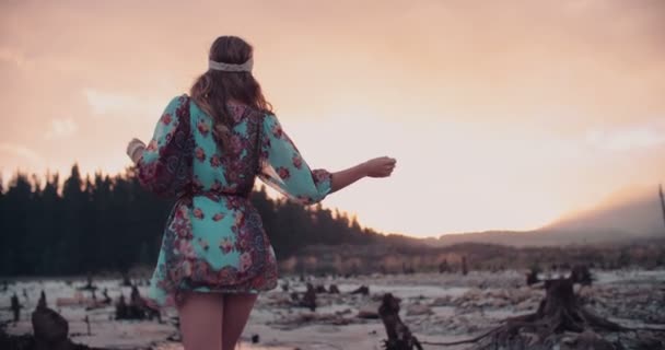 Boho dívka stojící ve vodě při západu slunce — Stock video