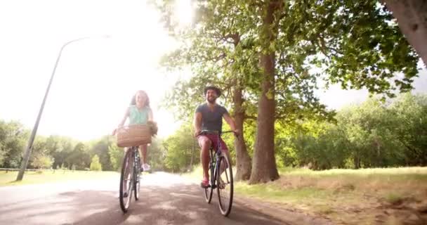 Fiatal pár együtt boldogan kerékpározás