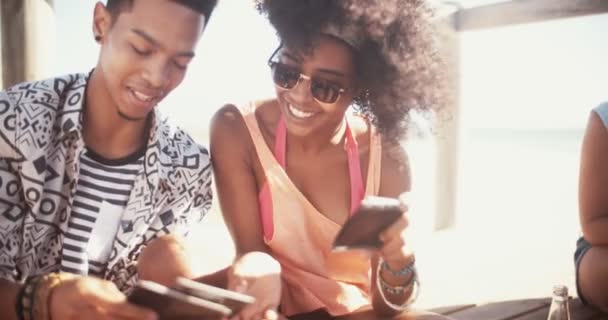 Afrikaanse Amerikaanse echtpaar delen van foto 's — Stockvideo