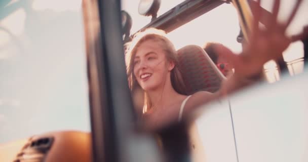 Lány-meg a nyári road trip — Stock videók