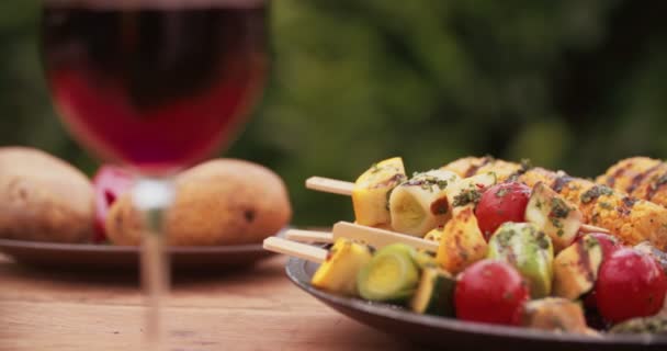 Placa de verduras a la parrilla saludables — Vídeos de Stock