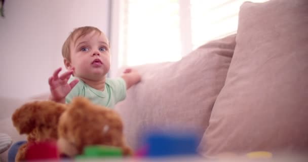 Niño con sus juguetes favoritos — Vídeo de stock