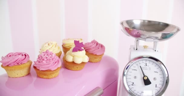 Gyönyörűen díszített cupcakes — Stock videók