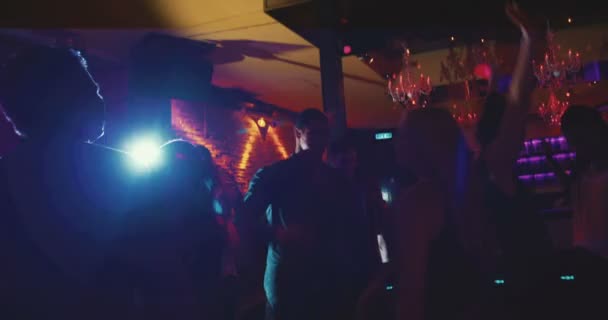 Group of friends in silhouettes on the dance floor — Stock Video