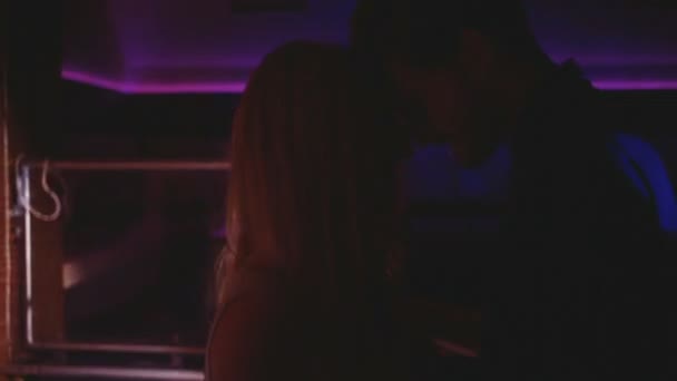 Couple dansant lentement ensemble dans une boîte de nuit — Video