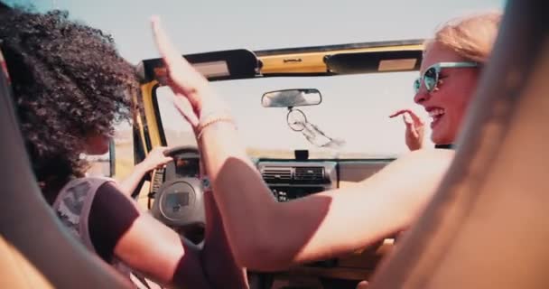 Tonåring flickor på en road trip semester till stranden — Stockvideo