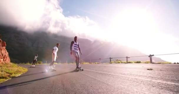 Longboarders racing på en bergsväg — Stockvideo