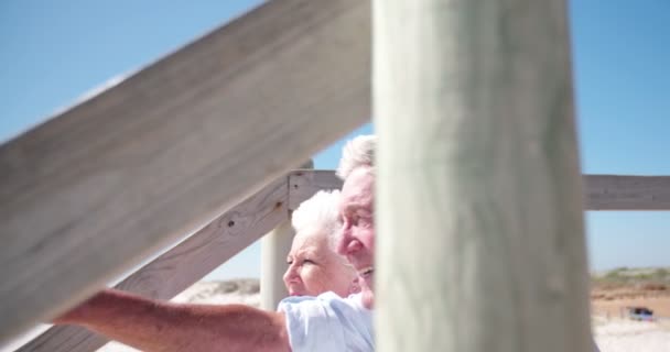 Par njuter av tiden tillsammans på stranden — Stockvideo