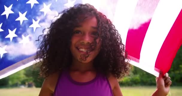 Afro chica sosteniendo bandera americana — Vídeos de Stock