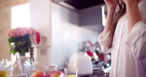 Mujer disfrutando del aroma de su taza de café — Vídeo de stock