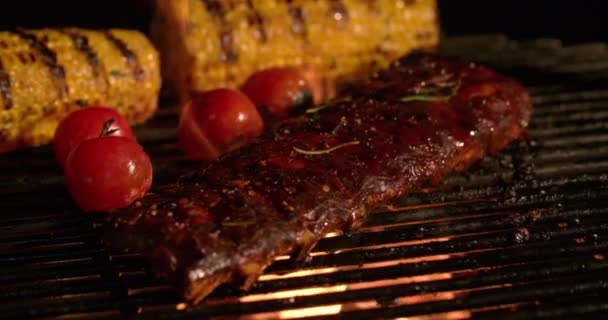 Costillas tiernas, tomates y parrilla de maíz — Vídeos de Stock