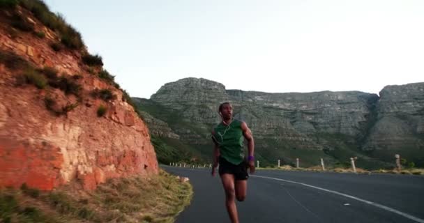 Corredor corre por un camino — Vídeo de stock