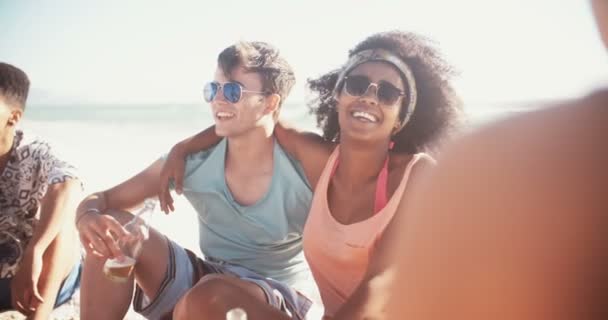 Mischlingspaar trinkt an einem Sommertag Bier am Strand — Stockvideo