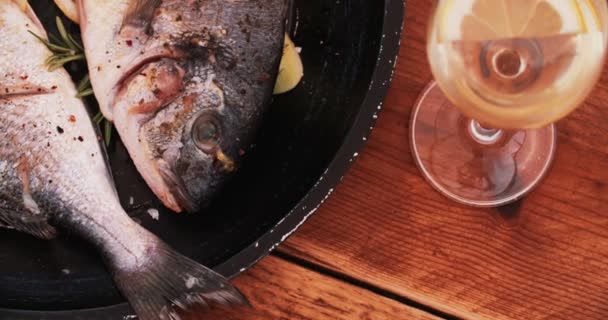 Pesce grigliato sano su un piatto con vino bianco — Video Stock