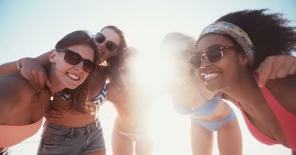 Vänner på stranden poserar för en bild — Stockvideo
