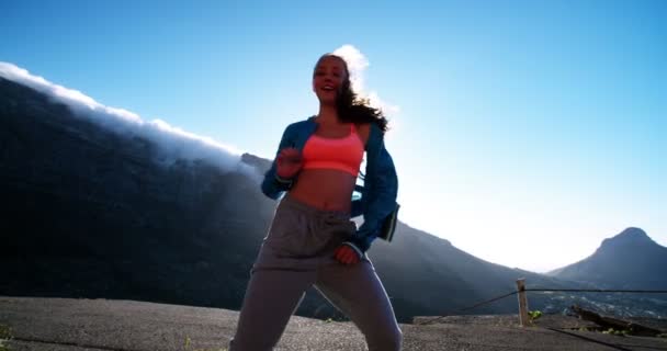 Deportiva mujer realizando danza — Vídeo de stock