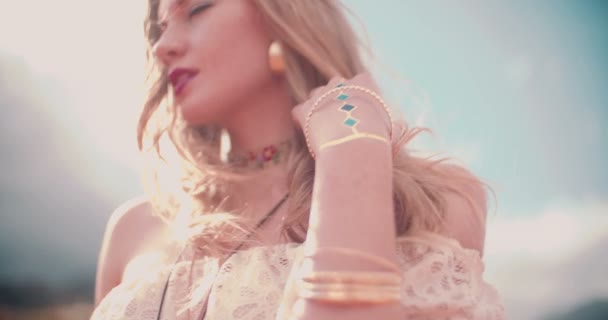 Boho girl on a country dirt road being joyful — Stock Video