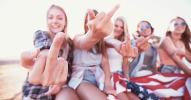 Мятежные подростки показывают свои средние пальцы — стоковое видео