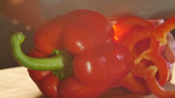 Corte de pimiento rojo — Vídeo de stock