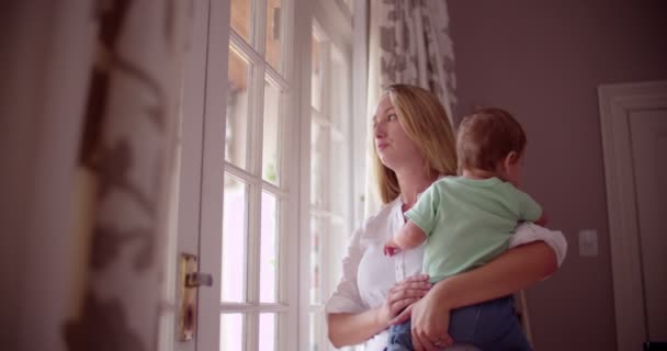 Traurige Mutter mit ihrem kleinen Jungen zu Hause — Stockvideo