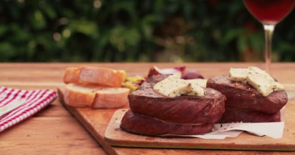 Comida de carne de res medallones con vino tinto — Vídeos de Stock