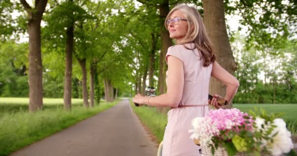 Vintage fietsten volwassen vrouw — Stockvideo