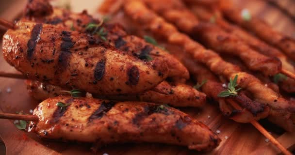 Barbecued bacon twists and chicken — Stock Video