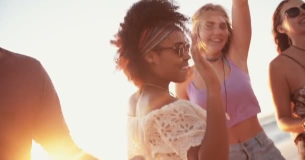 Menina afro dançando com amigos em uma festa na praia — Vídeo de Stock