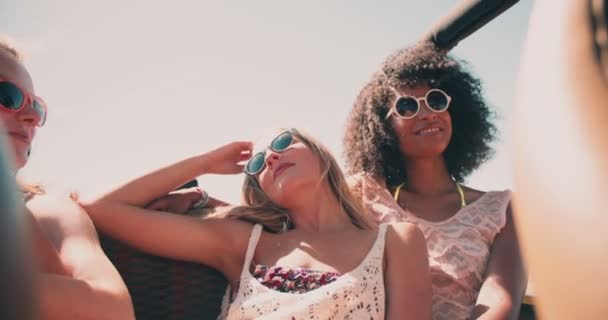 Afro teen with friends in vehicle — Stock Video