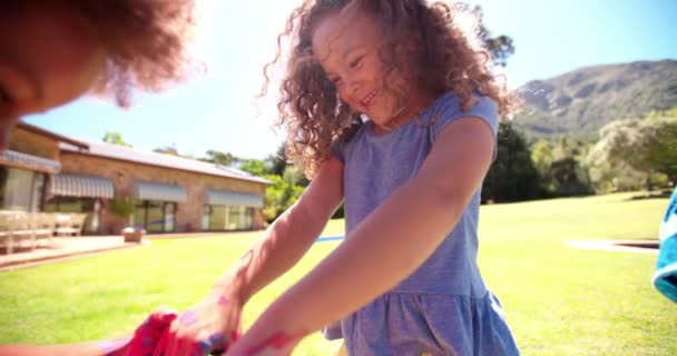 Filles ludiques avec peinture au doigt sur la main — Video