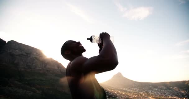 Atleta espirrando água em seu rosto — Vídeo de Stock