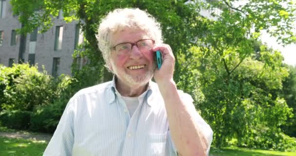 Viejo hablando por teléfono — Vídeo de stock