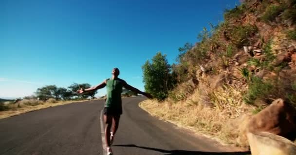 Atleta homem correndo com os braços estendidos — Vídeo de Stock